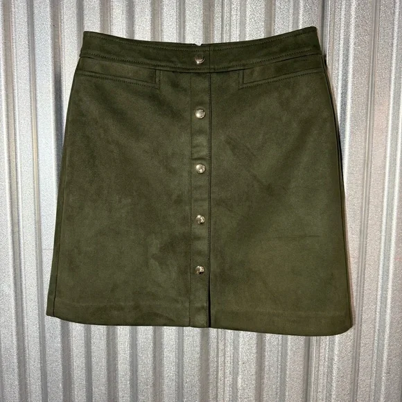 LOFT Olive Green Faux Suede Button-Down Mini Skirt, size 2, Holiday Party - Picture 4 of 9